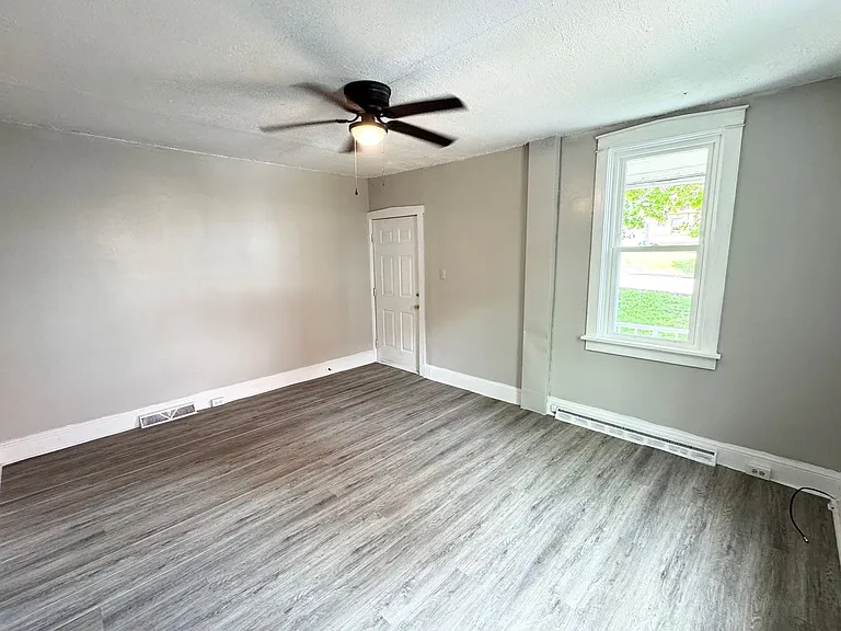 1013 Willow Rd — Photo 2