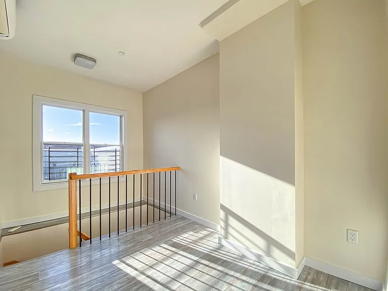 571 E 19th St #Penthouse 2 — Photo 7