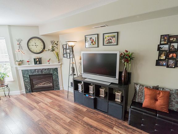 3rd image of 75 River Rock Ln