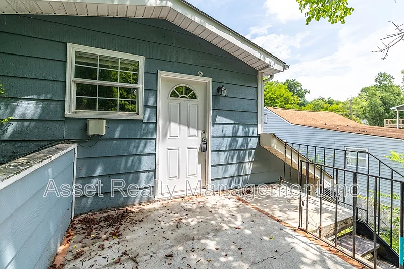 2 bed, 1.0 bath, 950 sqft, $1,095 — Photo 2