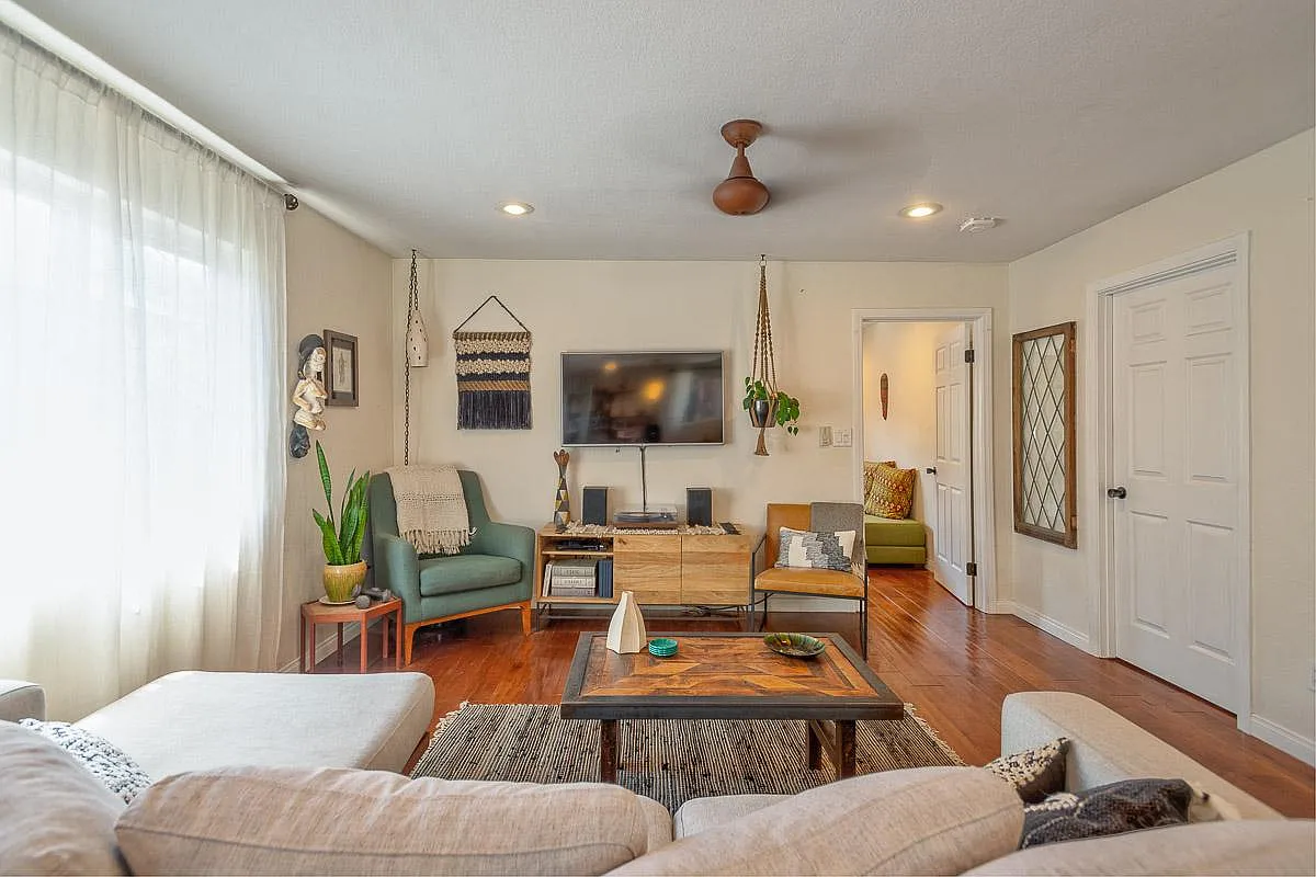 2 bed, 1000 sqft, $3,745 — Photo 2