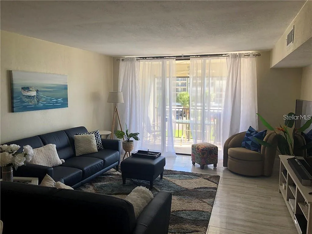 2 bed, 2.0 bath, 1298 sqft, $6,000 — Photo 3