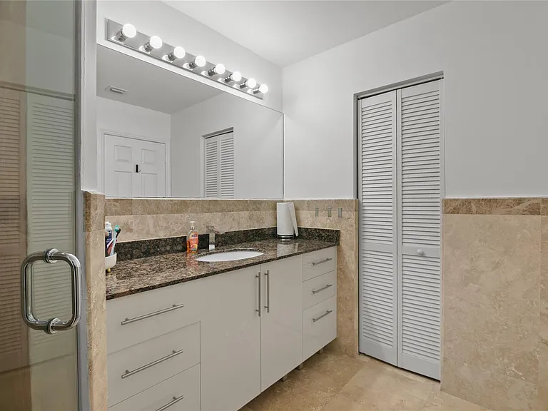 732 NE 15th Ave — Photo 23