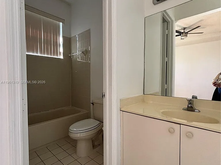 1044 NE 42nd Ter — Photo 10
