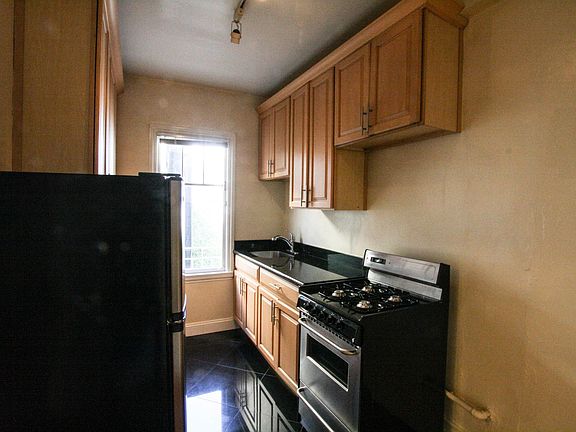 3rd image of 625 Leavenworth St #405