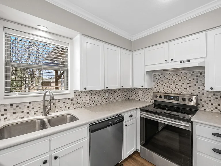 660 Springhill Dr — Photo 6