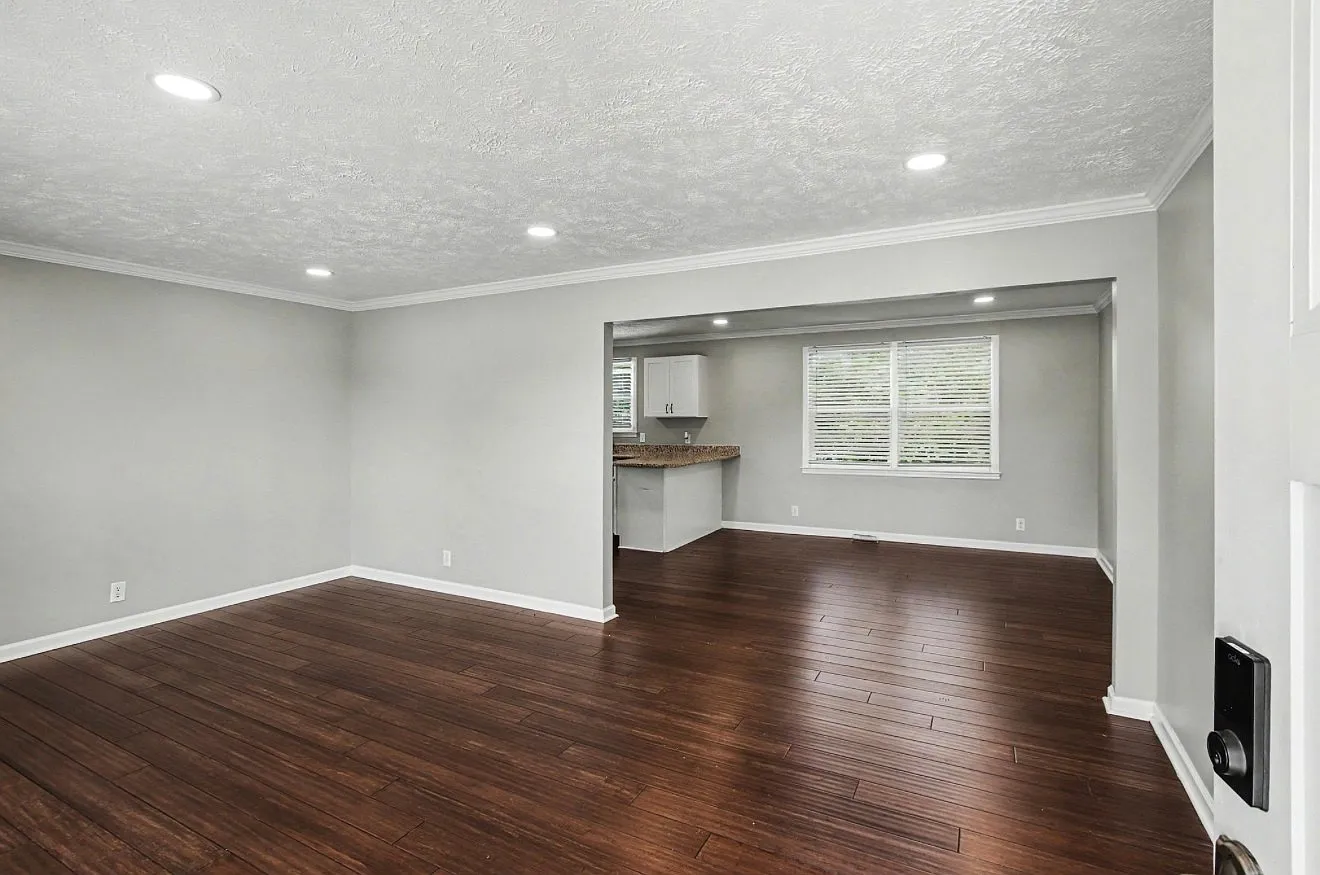 3 bed, 1.5 bath, 1300 sqft, $2,100 — Photo 3