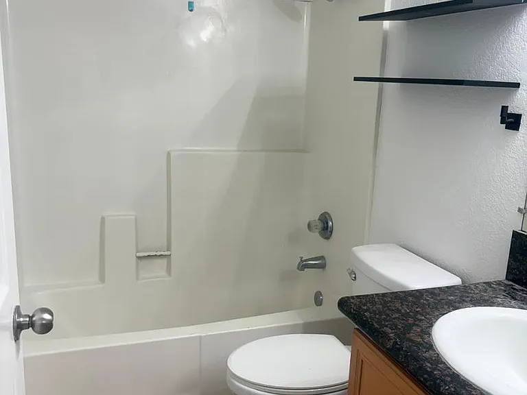 740 W Elm St #207 — Photo 6