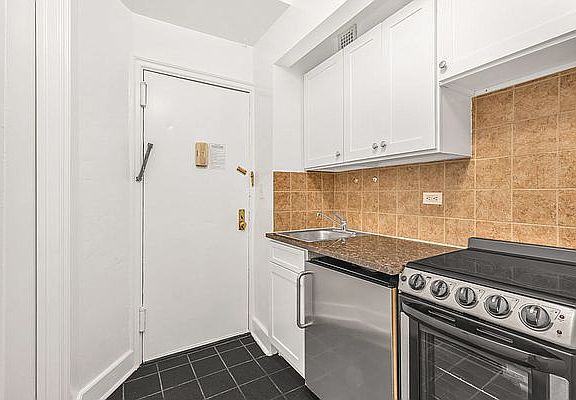 5th image of 307 E 44th St APT 621