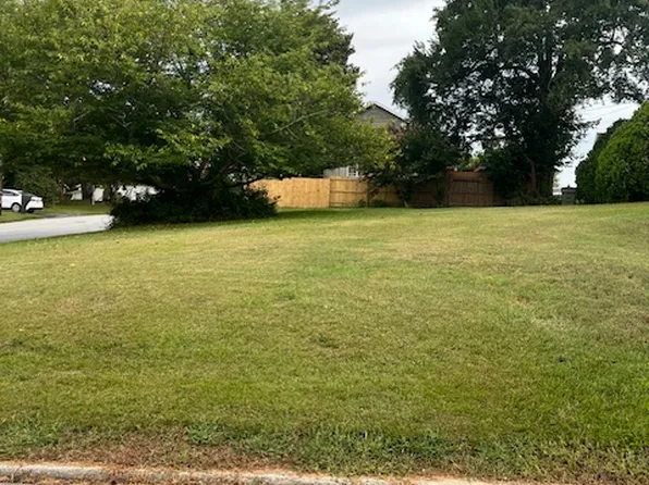 320 Jaynes St, Walhalla, SC 29691