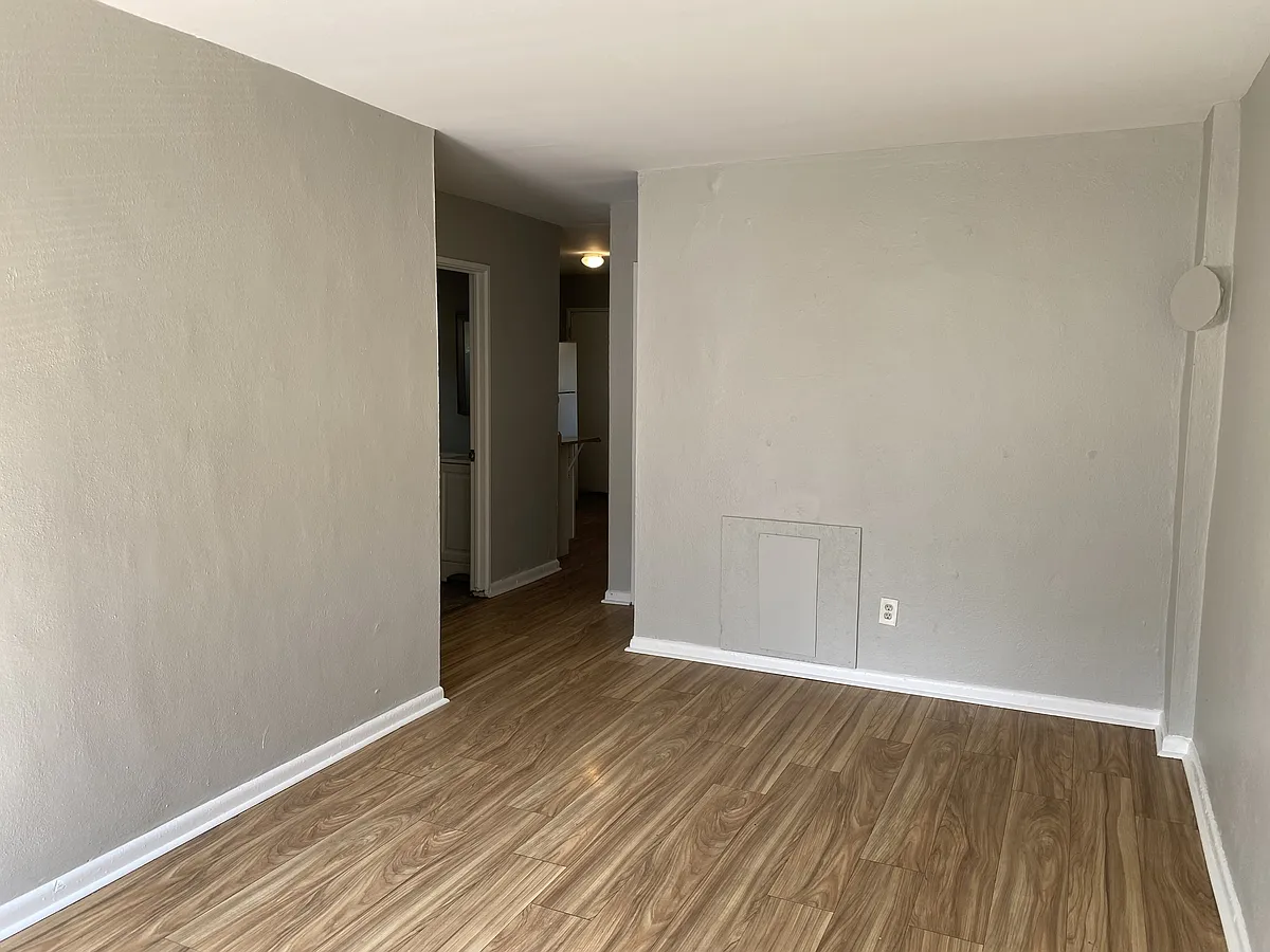Building Photo - 708 W 47th St #B
