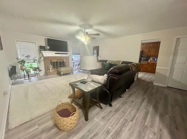 2273 Meadow Dr, Snellville, GA 30078