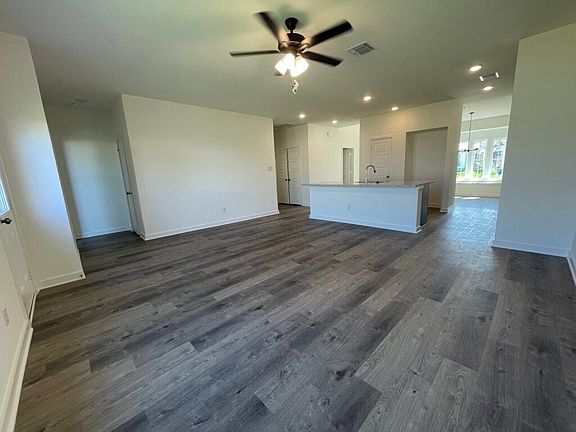 5th image of 185 Hugh Dr