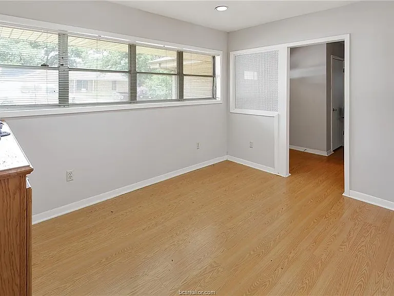 305 Brookside Dr W — Photo 9