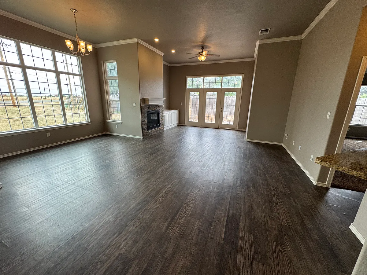 Building Photo - 327 Silvercreek Dr