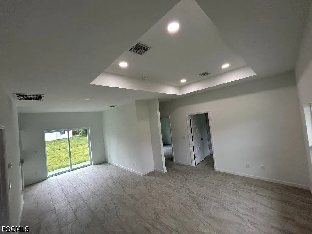 3 bed, 2.0 bath, 1055 sqft, $1,700 — Photo 3