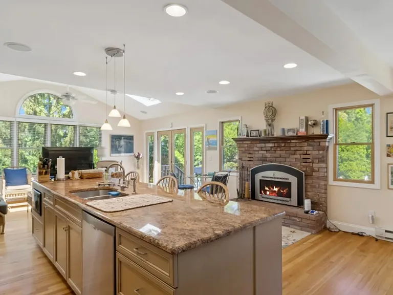 28 Middle Rd — Photo 6