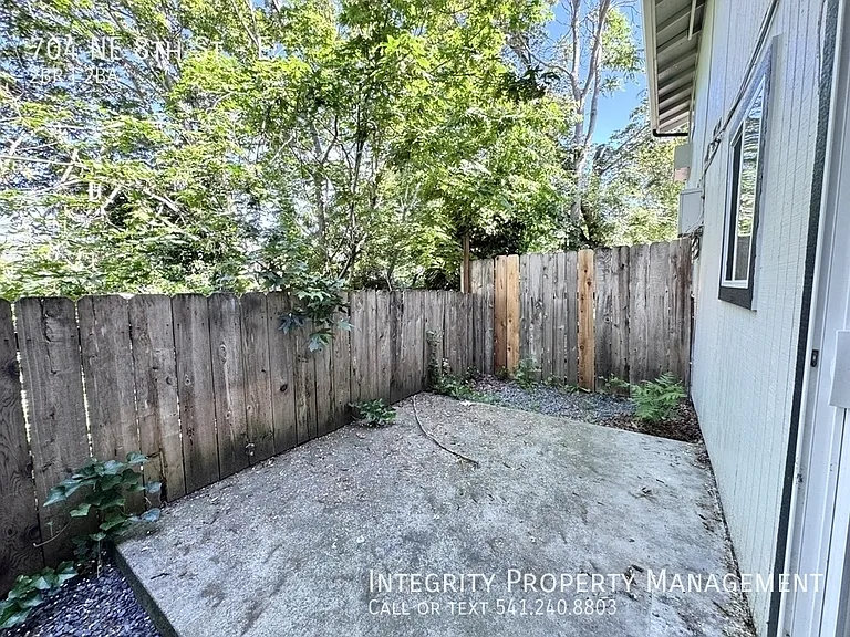 704 NE 8th St #E — Photo 18