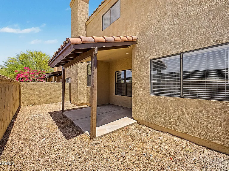 2084 N Sunset Dr — Photo 32