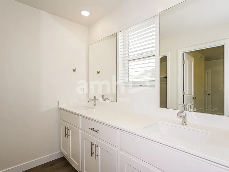 1432 W Mahogany St — Photo 8