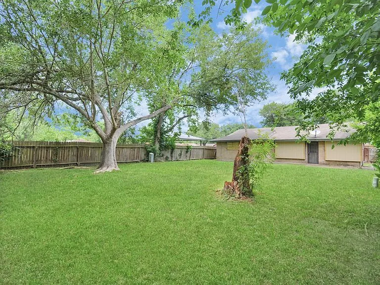 4803 Beechaven St — Photo 27