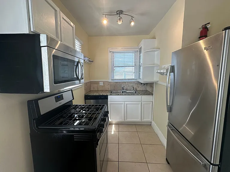1803 Nueces St — Photo 1