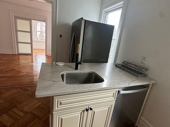 5th image of 105 La France Ave #1