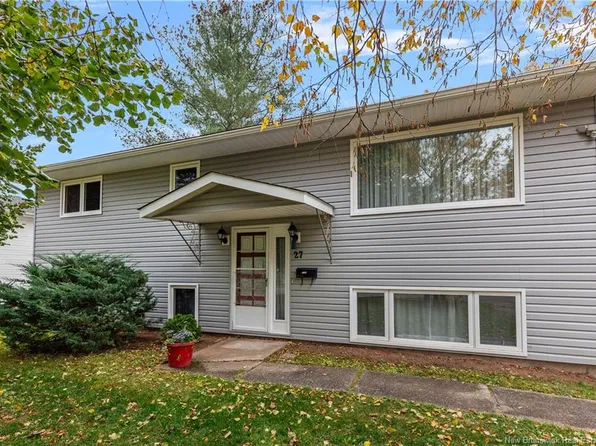 27 Brewster St, Riverview, NB E1B 3M7