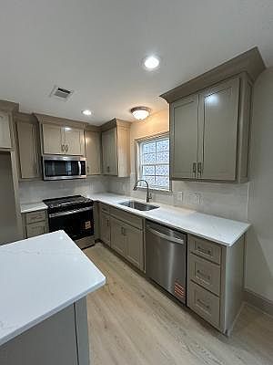 3rd image of 212 S 3rd St