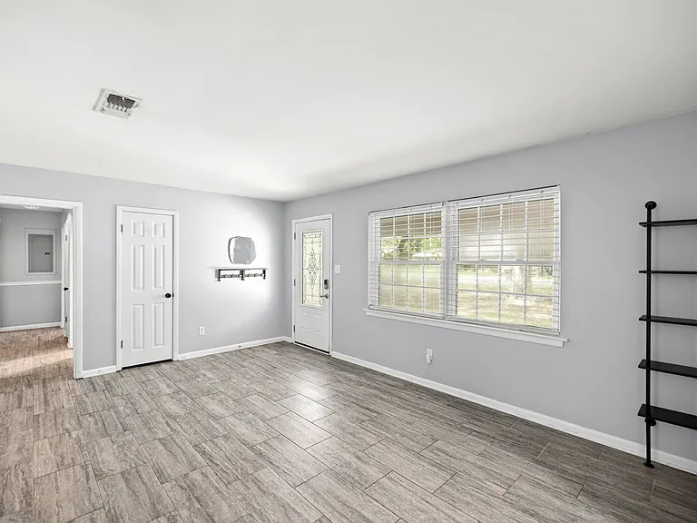 328 Plymouth Ave — Photo 6
