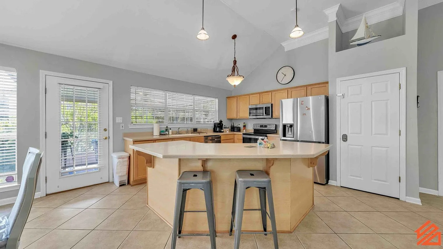 3 bed, 2.0 bath, 17523 sqft, $3,055 — Photo 4