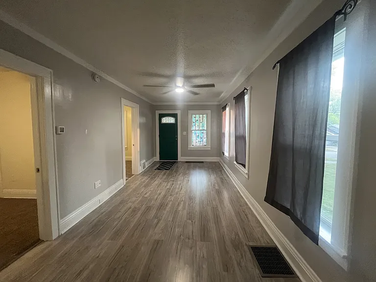 925 Windsor Ave — Photo 5