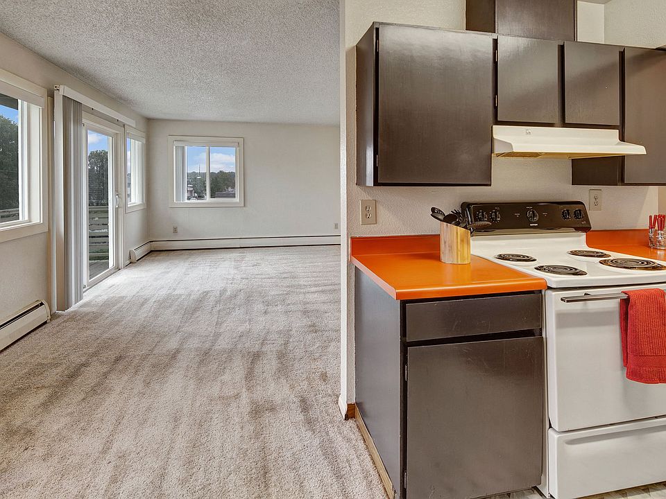 Arctic Sun Apartments - Dining Room