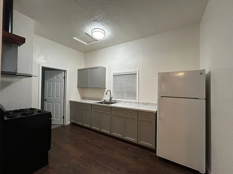 1544 Montgomery St — Photo 3