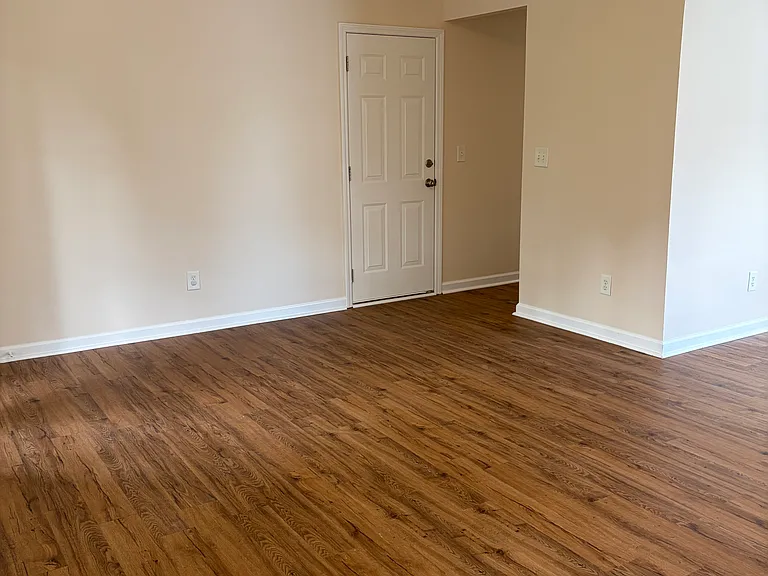 214 Bainbridge Cir — Photo 3