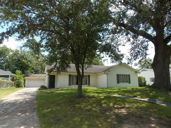 2850 Lakeview Cir, Beaumont, TX 77703