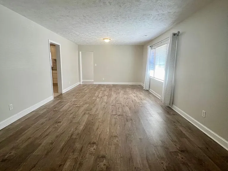 905 Poplar Dr — Photo 3