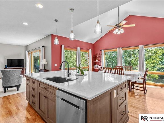 3rd image of 913 Woodland Ave