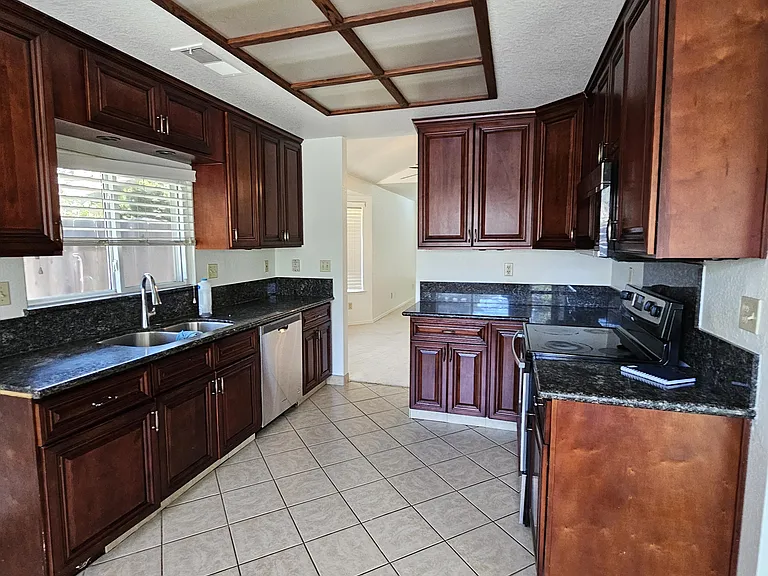 982 W Springer Dr — Photo 2