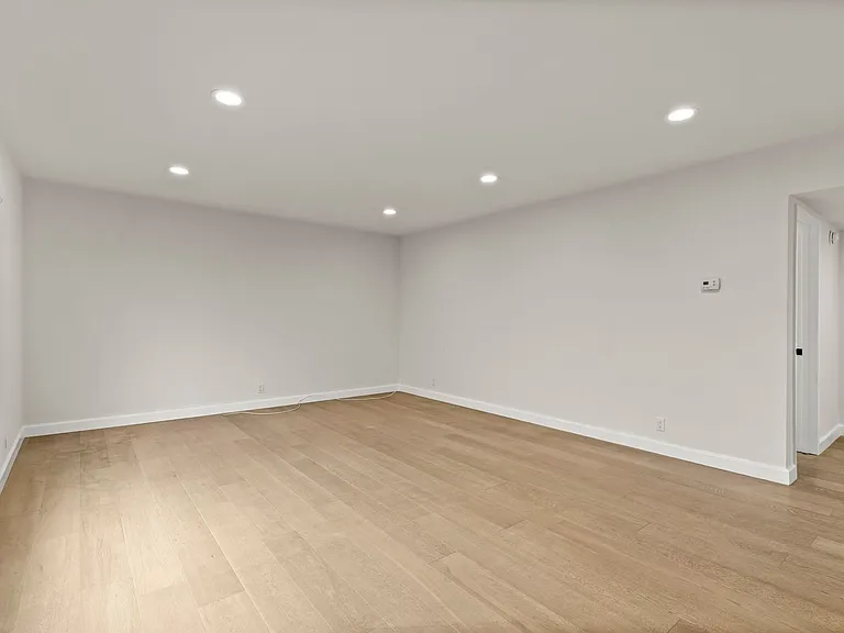 (El/Eu/Yo:B) 148 S. Oakhurst Drive — Photo 18