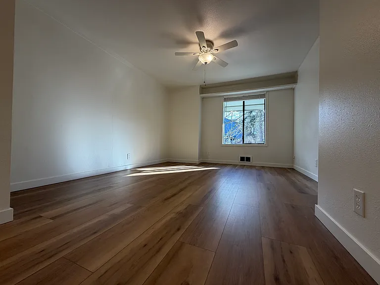 604 1/2 W Crockett St #J — Photo 5