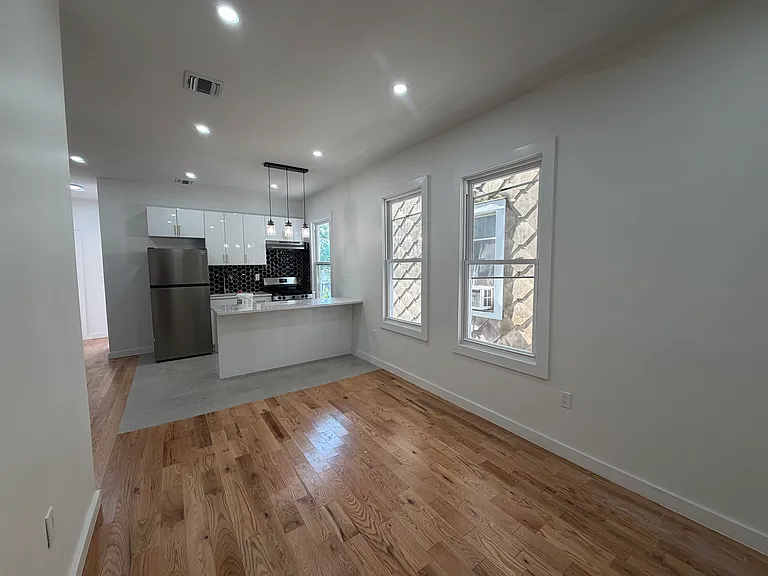 181 Woodside Ave #1R — Photo 1