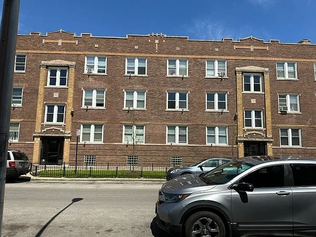 4054 W Dickens Ave #2B