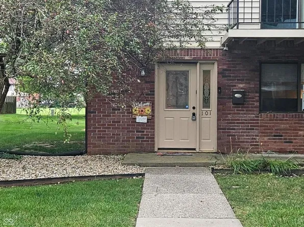 101 Greenwood Trl N, Greenwood, IN 46142