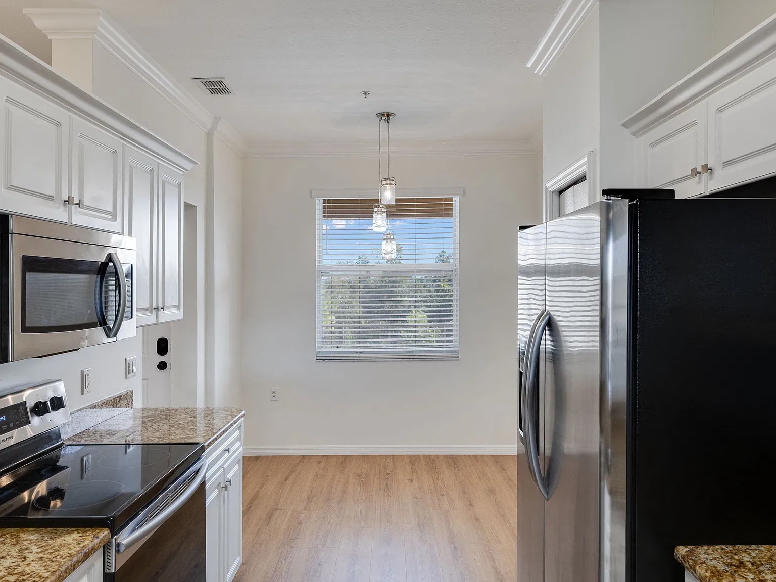 2 bed, 1154 sqft, $1,900 — Photo 2