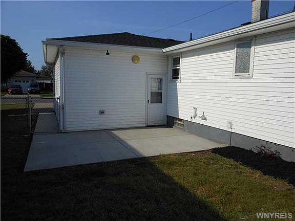 3rd image of 8 E Cherbourg Dr
