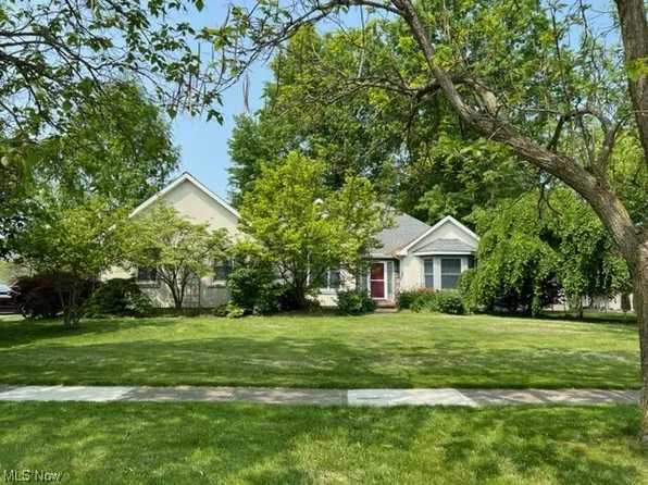 404 Golden Russett Blvd, Amherst, OH 44001
