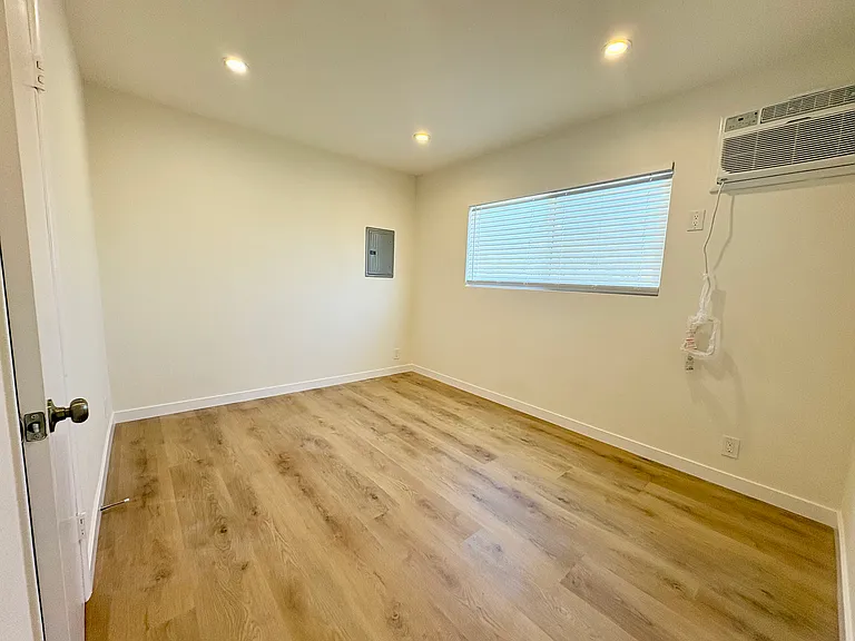 655 Westminster Ave #11 — Photo 8