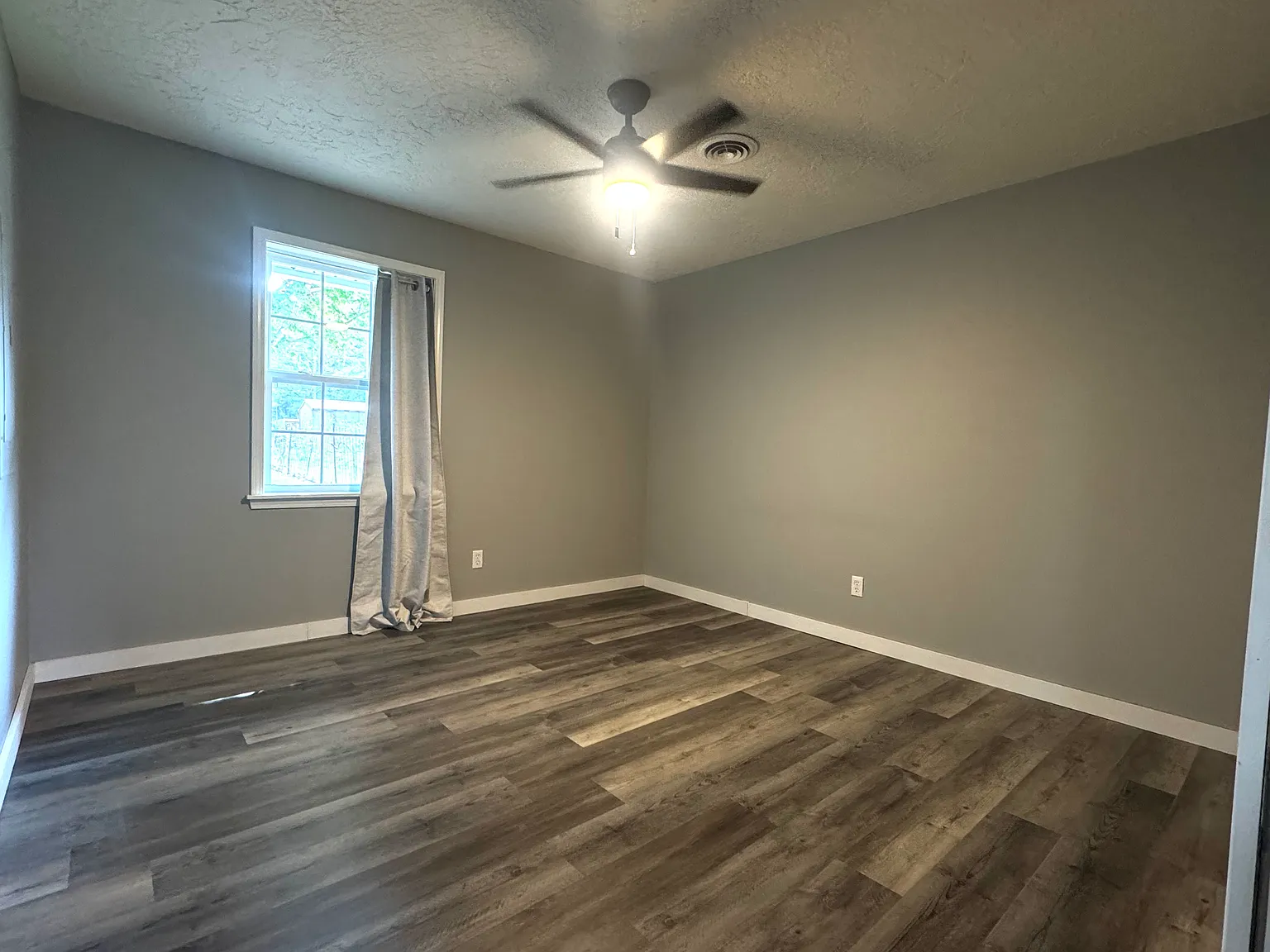3 bed, 1060 sqft, $1,300 — Photo 3
