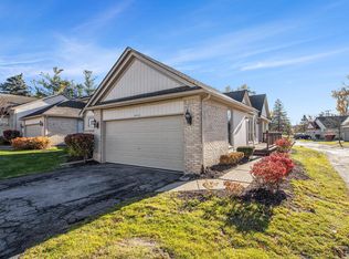 29470 Cove Creek Ln, Farmington, MI